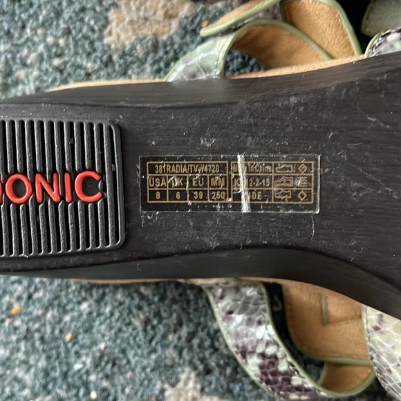 EUC Vionic orthaheel Size 8 wide slip on sandal. Adjustable buckles and Velcro - Picture 5 of 5